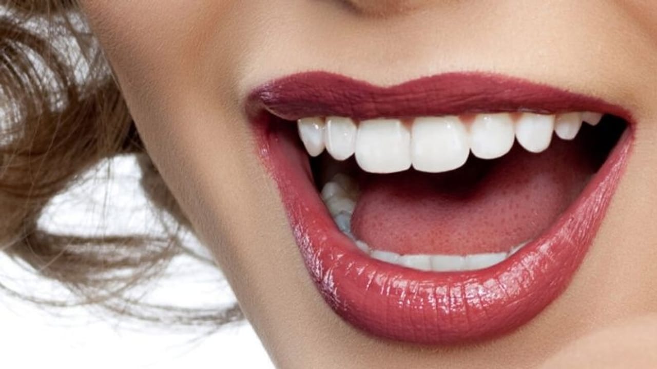 প্রথমেই প্রতিদিন দুবার দাঁত ব্রাশ করতে ভুলবেন না। টুথব্রাশ ভাল দেখে পছন্দ করুন।