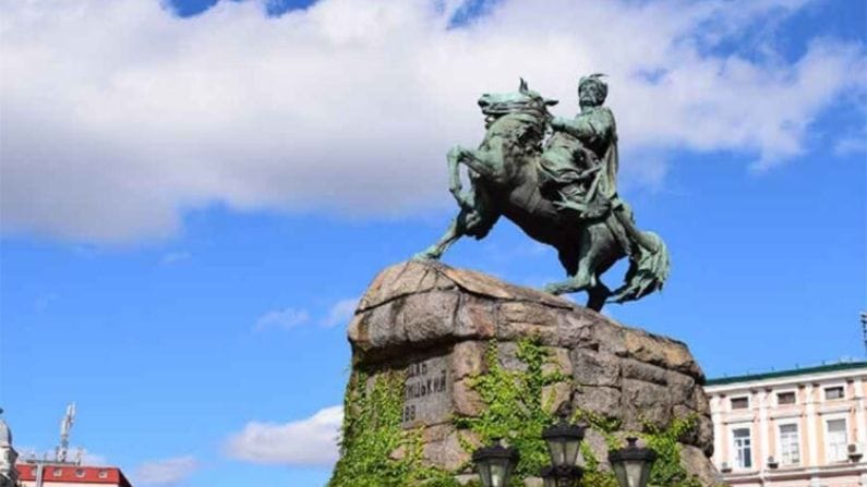 ইতিহাসের অনেক ওঠানামা চললেও স্বাধীন ইউক্রেনের জন্ম মাত্র তিন দশক আগে। সোভিয়েত ইউনিয়ন ভেঙে যাওয়ার পরে ১৯৯১ সালে স্বাধীনতা পায় ইউক্রেন।