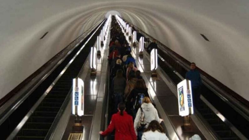 বিশ্বের গভীরতম পাতাল রেল স্টেশন রয়েছে ইউক্রেনে। কিভের আর্সেলেনা মেট্রো স্টেশনটি মাটি থেকে ১০৫.৫ মিটার গভীরে। 