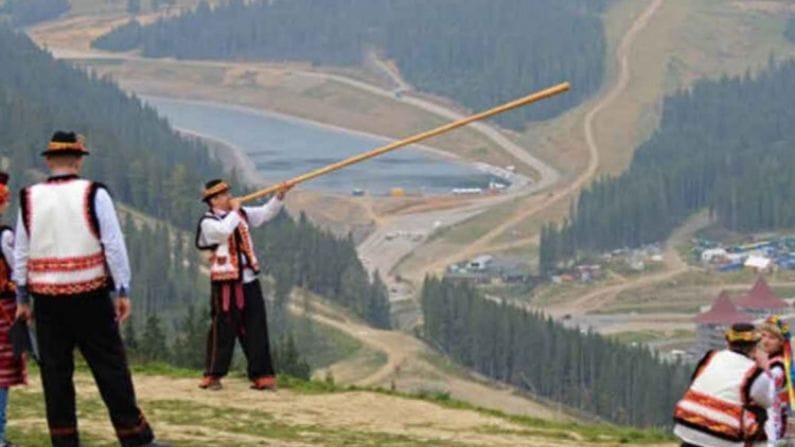 বিশ্বের সবচেয়ে লম্বা সঙ্গীত যন্ত্রের ব্যবহার হয় ইউক্রেনে। এর নাম ট্রেমবিটা। মৃত্যু, বিবাহ থেকে সামাজিক উৎসব সবকিছুতেই ট্রেমবিটা ব্যবহারের রেওয়াজ রয়েছে ইউরোপের এই দেশে।
