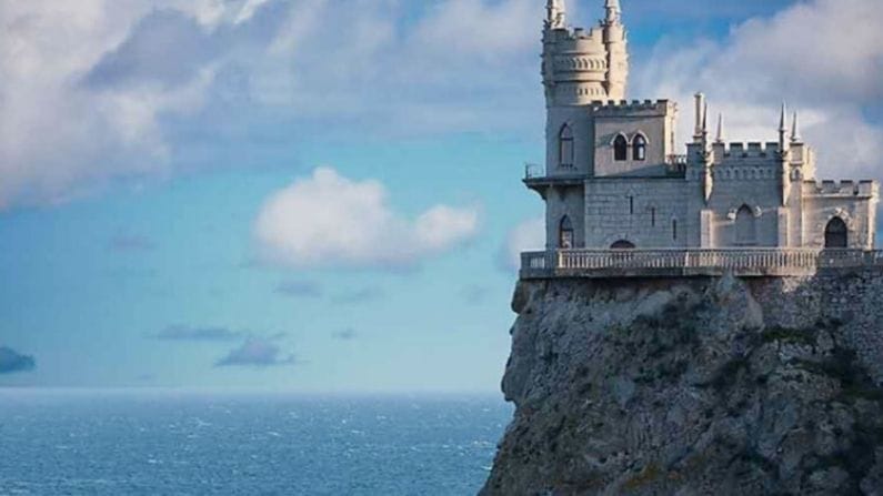 শিক্ষা থেকে সংস্কৃতি কিংবা ক্রীড়ার ক্ষেত্রেও অনেক অবদান রয়েছে ইউক্রেনের। ‘ও সোলে মিও’ শিরোনামের বিশ্ববিখ্যাত গানটি ইউক্রেনের।