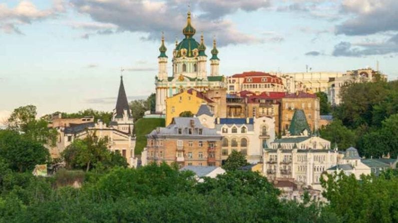 ইউরোপ যাদের কাছে ভ্রমণের গন্তব্য তাদের কাছে অন্যতম আকর্ষণ ইউক্রেন। শুধু সৌন্দর্যের জন্য নয়, এই দেশে খাবার থেকে গাড়ি ভাড়া ইউরোপের অন্যান্য দেশের তুলনায় অনেকটাই কম।