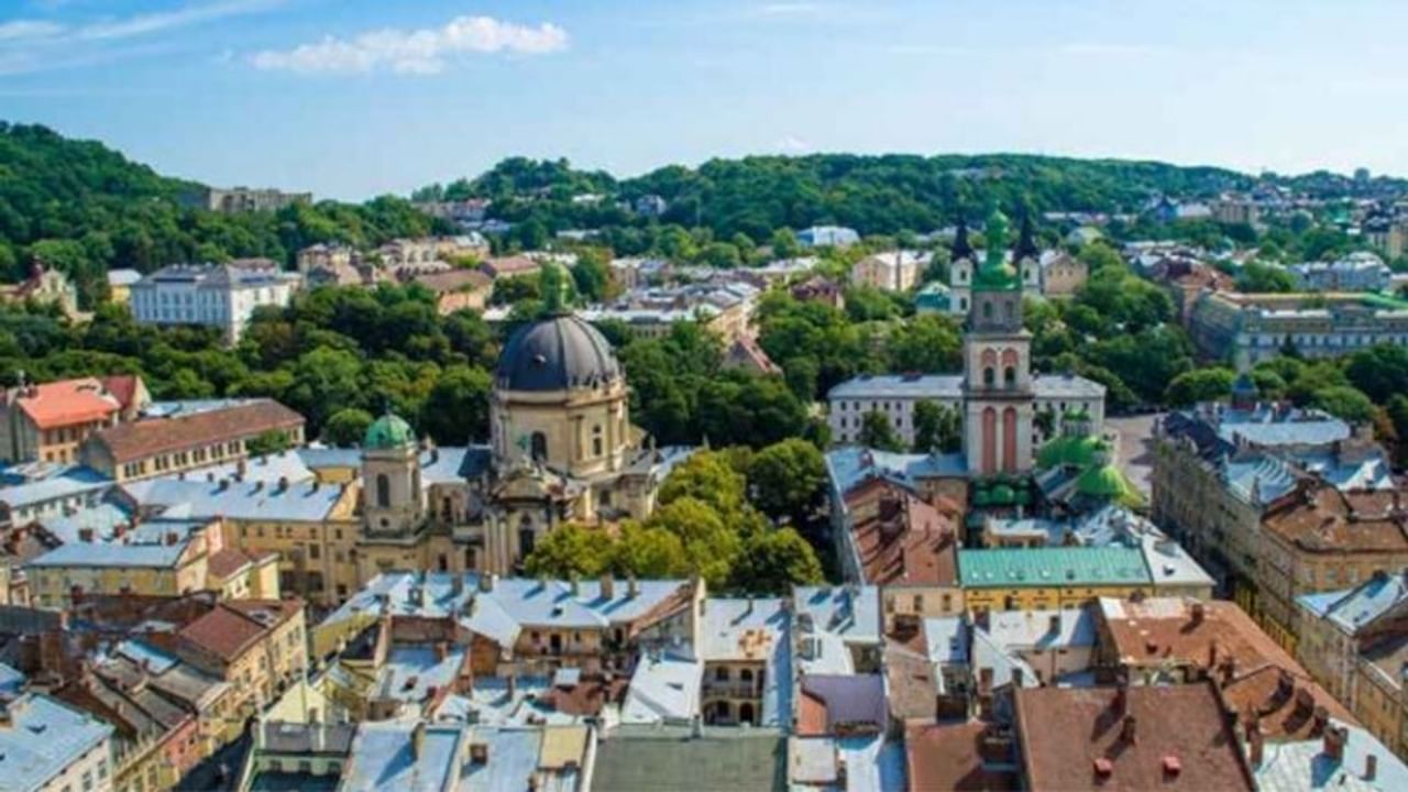 আয়তনে বড় হলেও সেই অনুপাতে জনসংখ্যা অনেকটাই কম ইউক্রেনের। দেশটিতে পাঁচ কোটির কম মানুষের বাস।