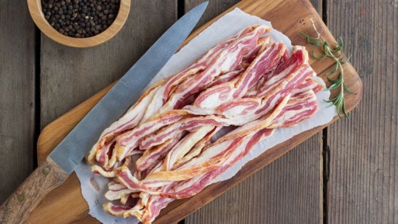 এরকমই আরেকটি খাবার হল বেকন বা ল্যাম্ব। বেকন শরীরের তাপমাত্রা অনেকটা বাড়িয়ে দেয়, যা আমাদের ঘুমোতে বাধা দেয়।