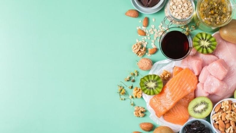 ট্রিপটোফ্যান এক ধরনের অ্যামাইনো অ্যাসিড, যা পক্ষান্তরে মেলাটোনিনে রুপান্তরিত হয়ে যায়। তাই, ট্রিপটোফ্যান সমৃদ্ধ খাবার যেমন চিকেন, বাদাম ইত্যাদি নিয়মিত খাওয়া উচিত।