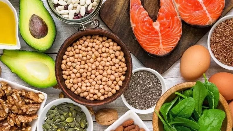 টুনা, স্যামন, শ্রিম্পের মতো খাবারের মধ্যে ওমেগা ৩ ফ্যাটি অ্যাসিডের পরিমাণ অনেক বেশি পরিমাণে থাকে।  ওমেগা ৩ ফ্যাটি অ্যাসিড থেকে অনেক বেশি পরিমাণে মেলাটোনিন পাওয়া যায় যা আমাদের ঘুমে সাহায্য করে।