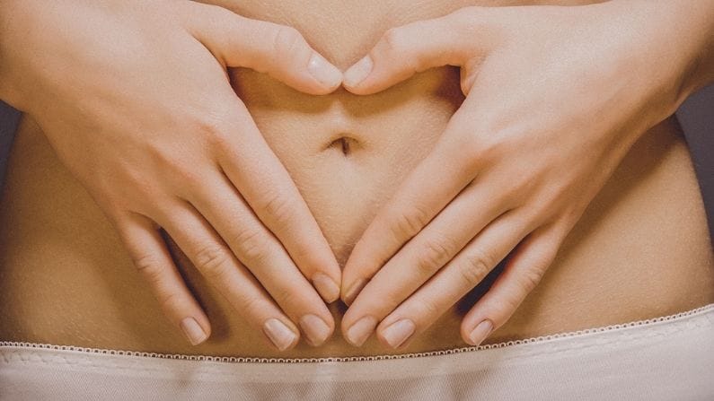 পেটেও মেডিটেশনের প্রভাব দেখা গেছে। অনেক গবেষণায় এটা প্রকাশ পেয়েছে যে মেডিটেশন করলে পেট সংক্রান্ত অনেক রোগ যেমন আলসারেটিভ কোলাইটিস সেরে যায়। 