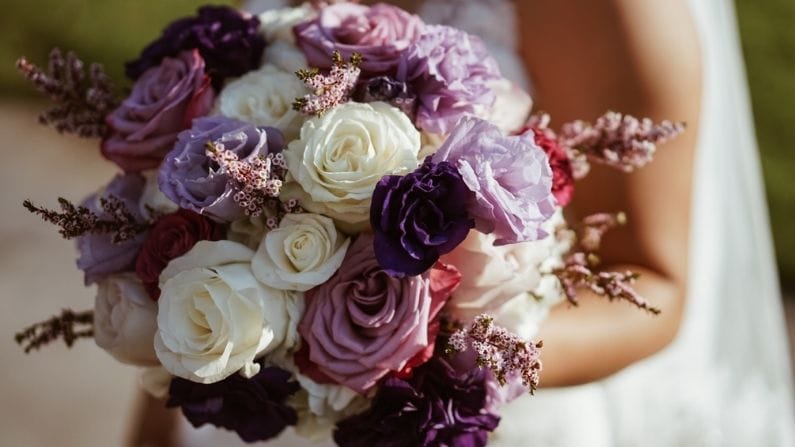 আপনি যদি কাউকে প্রথম দেখায় ভালবাসেন, তবে তাঁকে একটি ল্যাভেন্ডার গোলাপ দিন। এটি প্রথম দর্শনে প্রেম বা আকর্ষণকে প্রকাশ করে।