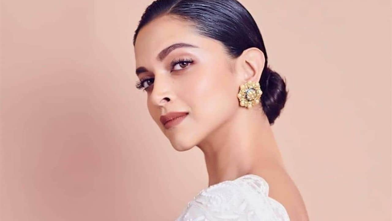 Deepika Padukone: ম্যাগাজিনের ফটোশ্যুটেও আগুন ঝরালেন দীপিকা! সাদা মনোকিনির ফেব্রিক কী দিয়ে তৈরি জানেন?