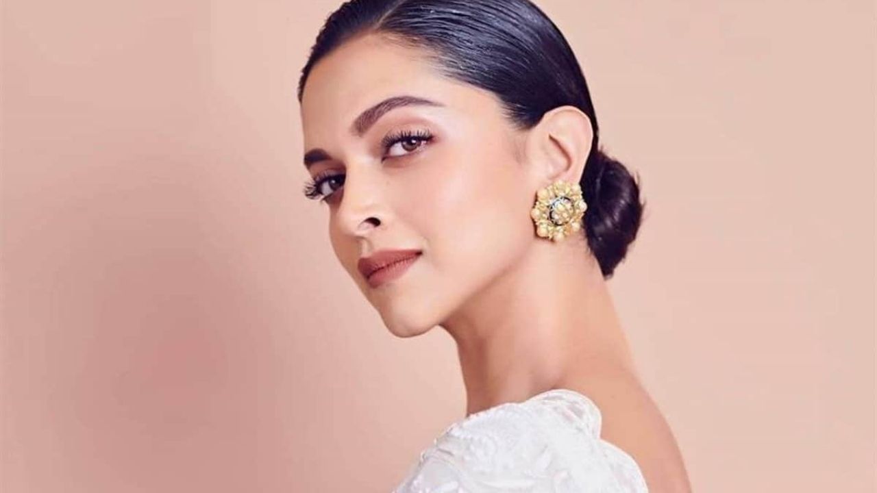 Deepika Padukone: ম্যাগাজিনের ফটোশ্যুটেও আগুন ঝরালেন দীপিকা! সাদা মনোকিনির ফেব্রিক কী দিয়ে তৈরি জানেন?