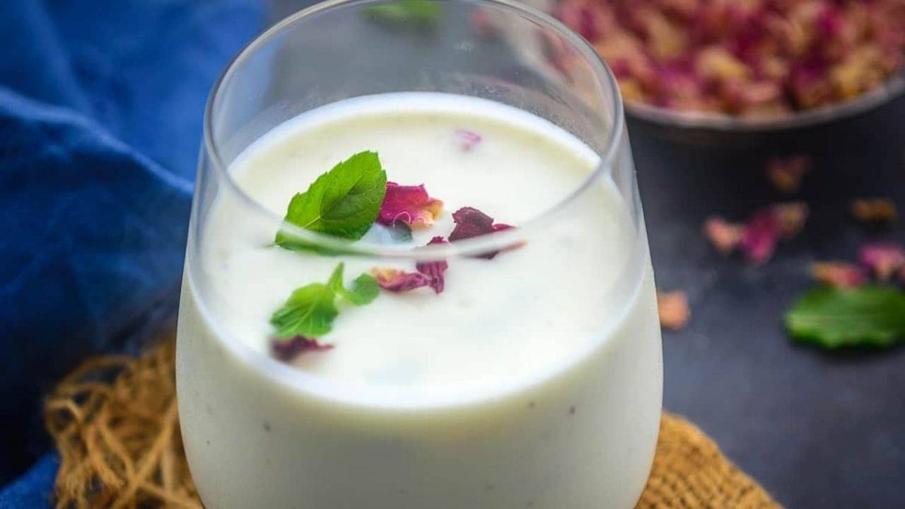 Lassi Recipe: গ্রীষ্ম একেবারে দোরগোড়ায়, হাইড্রেট থাকতে মাত্র পাঁচ মিনিটেই বানান সুস্বাদু দইয়ের শরবত!
