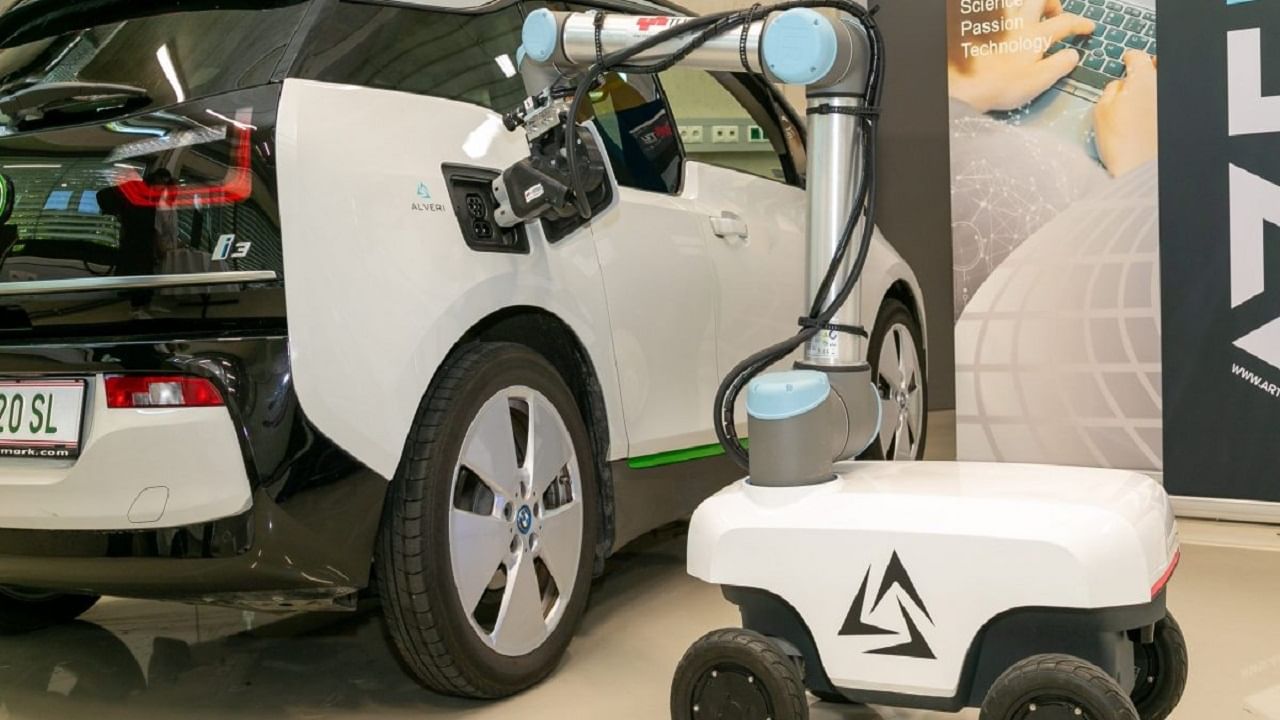 EV Charging Robot: এবার স্বয়ংক্রিয় ভাবে ইলেকট্রিক গাড়ি চার্জ করবে রোবট, ২০২৪ সালে আসছে এই ডিভাইস