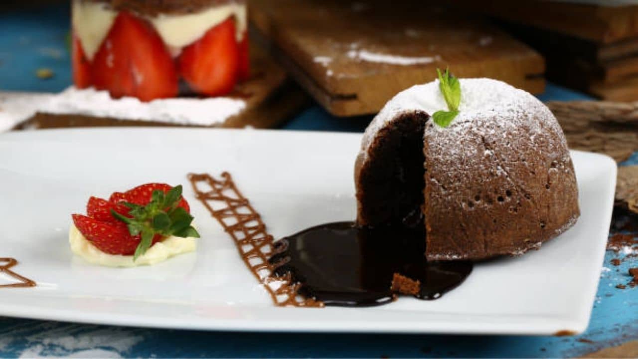 Recipe: চকো লাভা কেক খেতে ভালবাসেন? স্পেশ্যাল রেসিপি শেয়ার করলেন শেফ কুণাল কাপুর