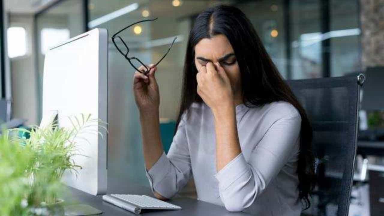Eye Health: করোনার জেরে বাড়িতে স্ক্রিন টাইম বেড়েছে দ্বিগুণ! চোখের যত্ন নিতে আয়ুর্বেদিক টিপসই ফলো করুন