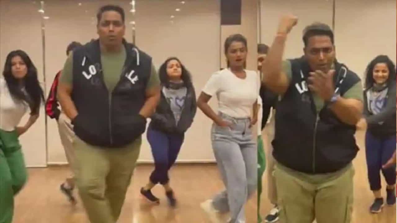 Viral Video: কাঁচা বাদাম গানে নাচলেন কোরিওগ্রাফার গণেশ আচার্য্য, দিলেন নিজস্ব ছোঁয়া! Viral Video: কাঁচা বাদাম গানে নাচলেন কোরিওগ্রাফার গণেশ আচার্য্য, দিলেন নিজস্ব ছোঁয়া!