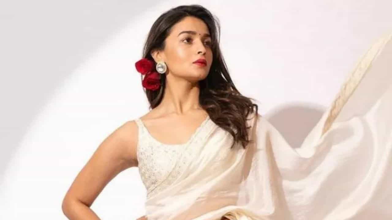 Alia Bhatt: বার্লিনের রেড কার্পেটে 'গাঙ্গুবাই' স্টাইল! সাদা শাড়িতে ফের উজ্জ্বল আলিয়া ভাট Alia Bhatt: বার্লিনের রেড কার্পেটে 'গাঙ্গুবাই' স্টাইল! সাদা শাড়িতে ফের উজ্জ্বল আলিয়া ভাট