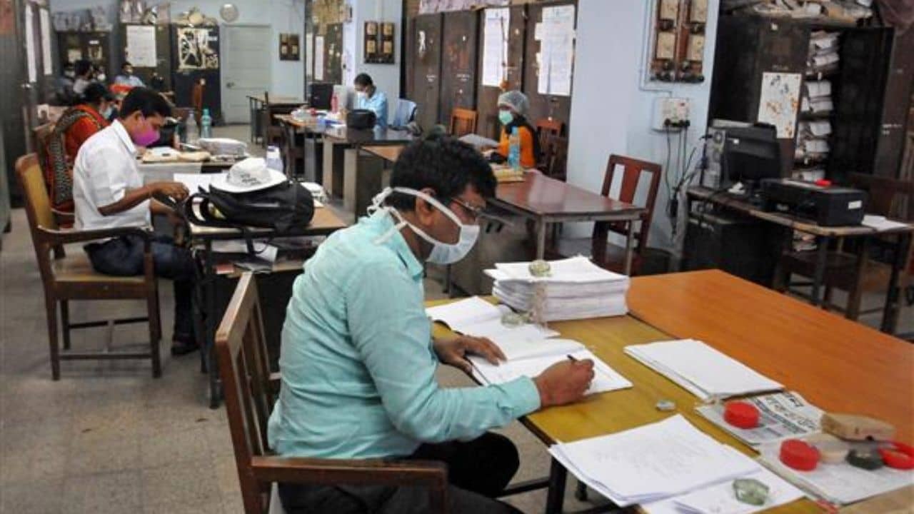 7th Pay Commission: কেন্দ্রীয় সরকারি কর্মচারীদের জন্য সুখবর! হোলির আগেই বাড়তে পারে ডিএ