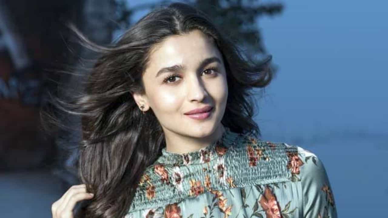Hair Care Tips: ঘরোয়া উপায়ে বাউন্সি চুল পেতে সেরা টিপস দিচ্ছেন আলিয়া ভাটের হেয়ার স্টাইলিস্ট! Hair Care Tips: ঘরোয়া উপায়ে বাউন্সি চুল পেতে সেরা টিপস দিচ্ছেন আলিয়া ভাটের হেয়ার স্টাইলিস্ট!
