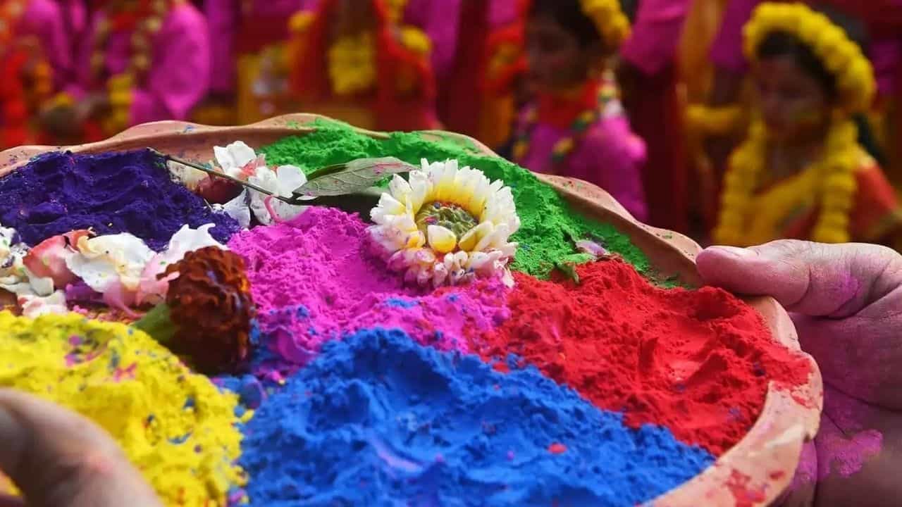 Holi 2022: আবির ও রঙ তো খেলেন, কিন্তু দোল ও হোলি একই দিনে পালিত হয় না! রয়েছে বিস্তর ফারাক Holi 2022: আবির ও রঙ তো খেলেন, কিন্তু দোল ও হোলি একই দিনে পালিত হয় না! রয়েছে বিস্তর ফারাক