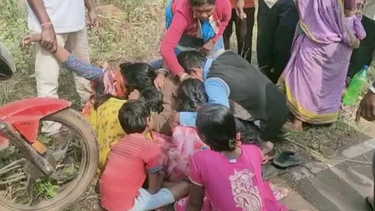 Bankura Road Accident: বুকের উপর দিয়ে চলে গেল ডাম্পারের ভারী চাকা, পথেই একসঙ্গে শেষ দিদা-নাতি Bankura Road Accident: বুকের উপর দিয়ে চলে গেল ডাম্পারের ভারী চাকা, পথেই একসঙ্গে শেষ দিদা-নাতি