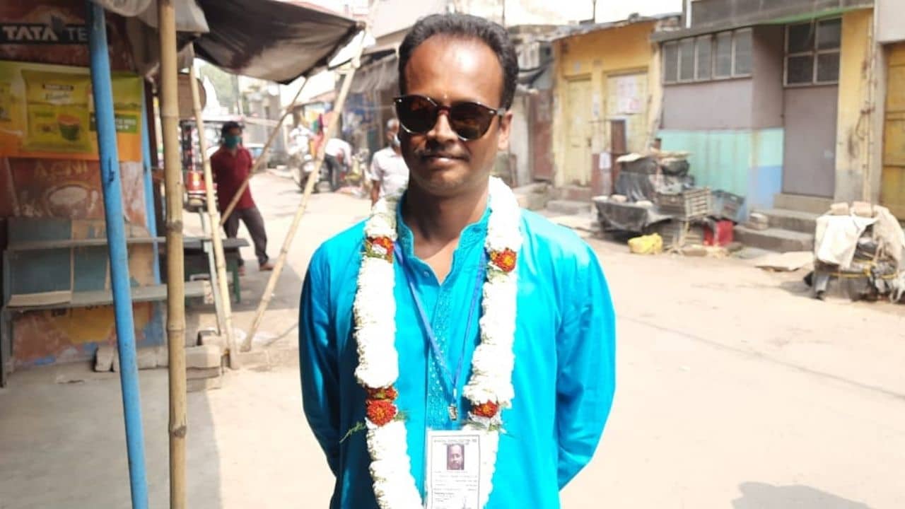 Municipal Elections 2022: জয় নিশ্চিত ভোট পড়ার ৪ ঘণ্টার মধ্যেই মালা পরে এলাকায় ঘুরছেন নির্দল প্রার্থী