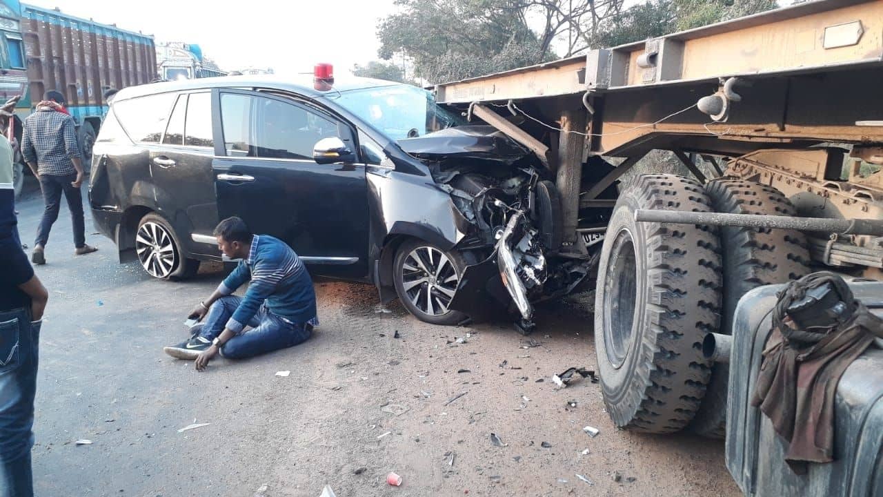 Car Accident: গাড়ি দুর্ঘটনার কবলে হুমায়ুন কবিরের স্ত্রী, পিছন থেকে লরি এসে ধাক্কা মারে বিধায়কের গাড়িতে