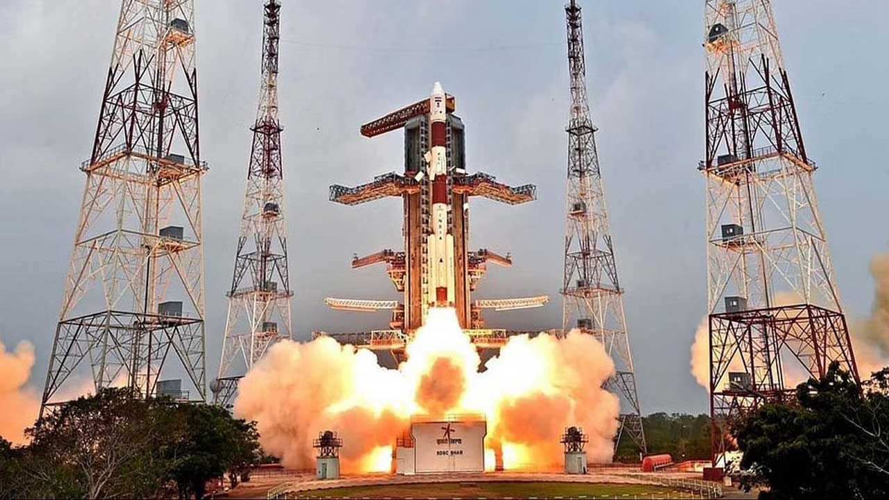 ISRO’s First Mission in 2022: আর্থ অবজারভেশন স্যাটেলাইটের সঙ্গে দু'টি ছোট স্যাটেলাইট সফলভাবে লঞ্চ করেছে পিএসএলভি-সি৫২ লঞ্চ ভেহিকেল
