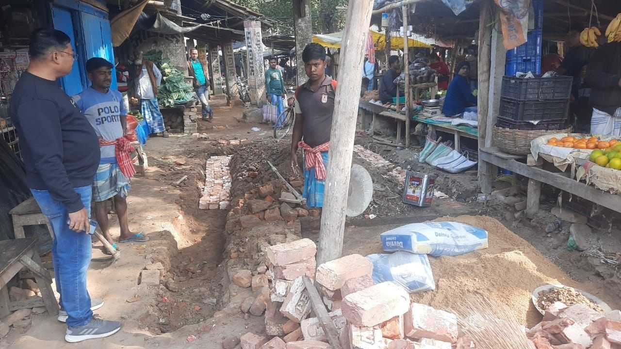 Illegal Construction near Police Station: বাজারের অস্থায়ী দোকান তুলে তৃণমূলের পার্টি অফিস, পুলিশকে চ্যালেঞ্জ করেই অবৈধ নির্মাণ!