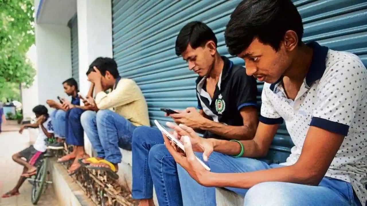 Wi-Fi Network: আপনার ওয়াই-ফাই ব্যবহার করছে পাড়া-পড়শির সবাই! কী ভাবে বুঝবেন, নেটওয়ার্ক থেকে তাদের তাড়াবেনই বা কী ভাবে? Wi-Fi Network: আপনার ওয়াই-ফাই ব্যবহার করছে পাড়া-পড়শির সবাই! কী ভাবে বুঝবেন, নেটওয়ার্ক থেকে তাদের তাড়াবেনই বা কী ভাবে?