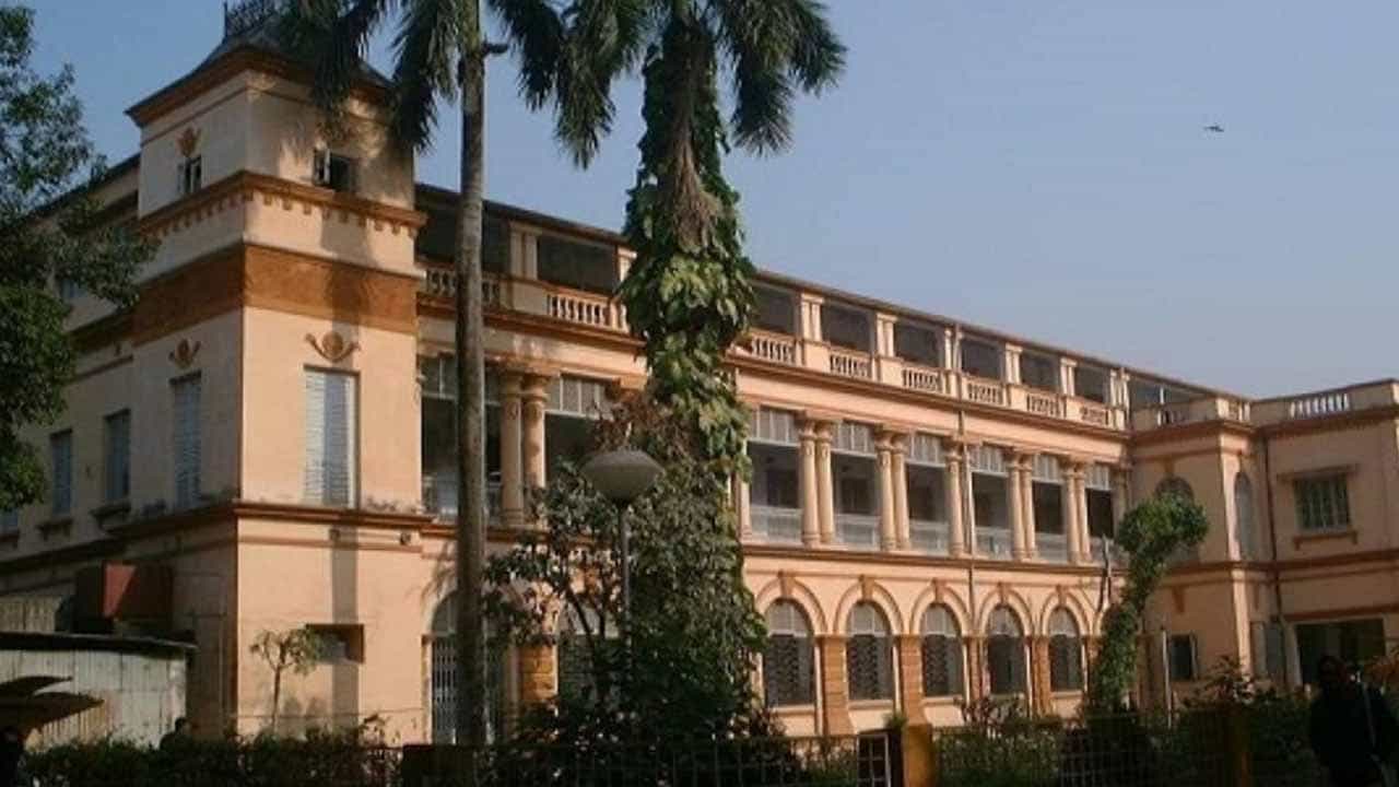 Jadavpur University: কোটি কোটি টাকার ঘাটতি যাদবপুর বিশ্ববিদ্যালয়ে, 'প্রাইভেট কোম্পানির কাছে বেচে দেওয়া হবে'! আশঙ্কা অধ্যাপকদের Jadavpur University: কোটি কোটি টাকার ঘাটতি যাদবপুর বিশ্ববিদ্যালয়ে, 'প্রাইভেট কোম্পানির কাছে বেচে দেওয়া হবে'! আশঙ্কা অধ্যাপকদের