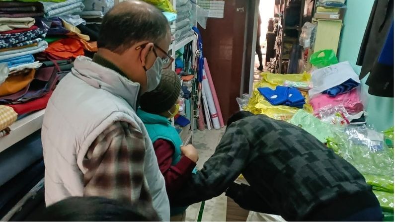 গত দু'বছর ধরে স্কুল বন্ধ। করোনার কারণে সরকারি নিয়ম মেনে বন্ধ রাখা হয়েছে শিক্ষা প্রতিষ্ঠান। ফলে বাড়িতেই কখনও অনলাইনে ক্লাস করেছে পড়ুয়ারা। কখনও বা একদমই বন্ধ থেকেছে পড়াশোনা। তাই দরকার হয়নি স্কুলের পোশাকের। তবে এবার স্কুল খুলবে। এবার অনেক পড়ুয়াদেরই দেখা যাচ্ছে ছোট হয়ে গিয়েছে স্কুল ইউনিফর্ম। সেই কারণে জামা বানানোর হিড়িক ফের শুরু। আর তাই খুশির হাওয়া দর্জি পাড়ায়।