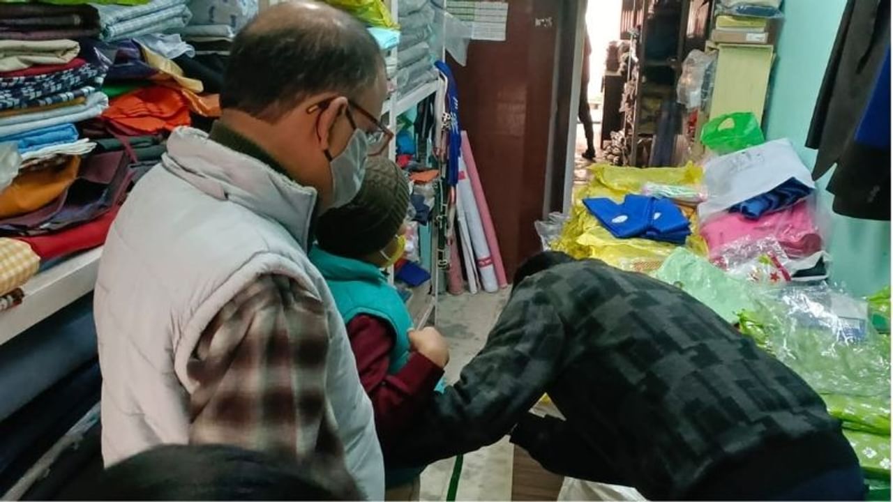 গত দু'বছর ধরে স্কুল বন্ধ। করোনার কারণে সরকারি নিয়ম মেনে বন্ধ রাখা হয়েছে শিক্ষা প্রতিষ্ঠান। ফলে বাড়িতেই কখনও অনলাইনে ক্লাস করেছে পড়ুয়ারা। কখনও বা একদমই বন্ধ থেকেছে পড়াশোনা। তাই দরকার হয়নি স্কুলের পোশাকের। তবে এবার স্কুল খুলবে। এবার অনেক পড়ুয়াদেরই দেখা যাচ্ছে ছোট হয়ে গিয়েছে স্কুল ইউনিফর্ম। সেই কারণে জামা বানানোর হিড়িক ফের শুরু। আর তাই খুশির হাওয়া দর্জি পাড়ায়।