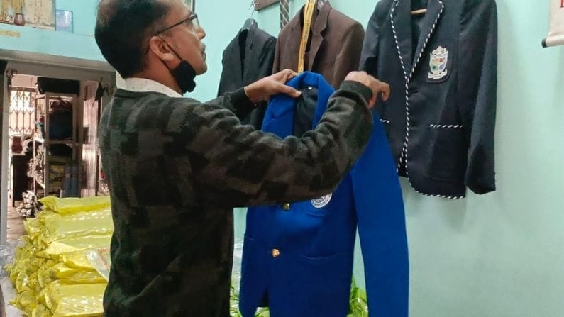এদিকে, আচমকাই প্রচুর অর্ডার একসঙ্গে এসে পড়ায় নাওয়া খাওয়ার সময় নেই স্কুল পোশাক বিক্রেতা ও দর্জিদের। এদিন জলপাইগুড়ি দিন বাজারের স্কুল ইউনিফর্মের দোকান ও দর্জির দোকান গুলিতে প্রচুর পরিমাণ ভিড় লক্ষ করা গিয়েছে। আর এই ভিড় দেখে খুশি দর্জিরাও। করোনার কারণে অনেক ক্ষতি হয়ে গিয়েছে তাঁদের। আবার নতুন করে বায়না আশায় খুশি হয়েছেন তাঁরাও।