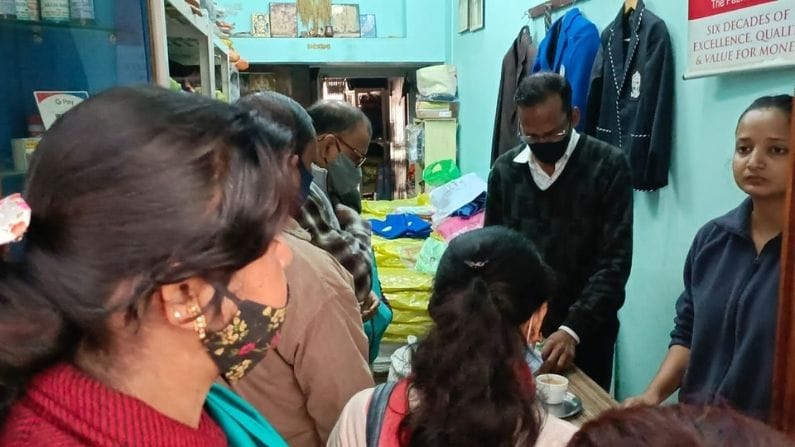 বাড়িতে থেকে পড়ুয়াদের পুরোনো স্কুল ইউনিফর্মগুলি ছোটো হয়ে যাওয়ায় খানিকটা সমস্যায় পড়েছেন অভিভাবকেরা। তাই তারা নতুন ইউনিফর্ম বানানোর জন্য বাড়ির বাচ্চাদের নিয়ে ছুটছেন দর্জির দোকানে। 