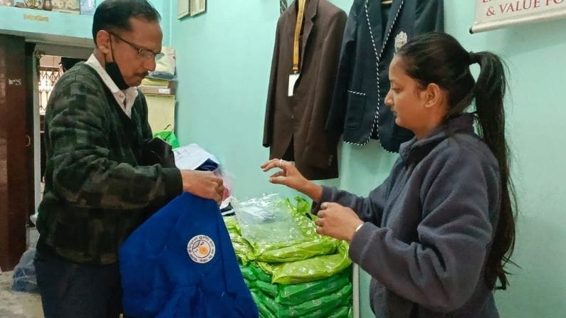 সরকারের এই ঘোষণায় একদিকে যেমন খুশি স্কুল পড়ুয়া থেকে অভিভাবকেরা। অপরদিকে খুশি দর্জিরা।