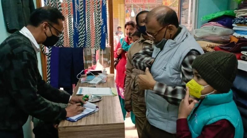 করোনার বাড়বাড়ন্তের কারণে গত দু'বছর ধরে বন্ধ ছিল স্কুল। সম্প্রতি রাজ্য সরকার ঘোষণা করেছে একদিকে যেমন স্কুল খুলবে অপরদিকে পাড়ায় পাড়ায় স্কুল চালু হবে। করোনা বিধি মেনে স্কুল গুলিতে ইতিমধ্যে শুরু হয়েছে স্যানিটাইজ় করার কাজ। 