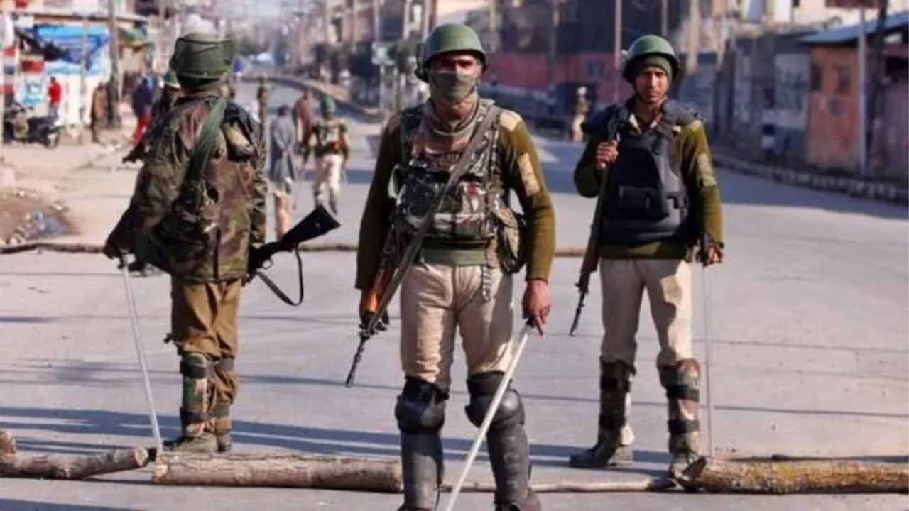 Terrorist Arrested: কাশ্মীর পুলিশের বড় সাফল্য, জালে ১০ জইশ 'ওভারগ্রাউন্ড ওয়ার্কার্স'