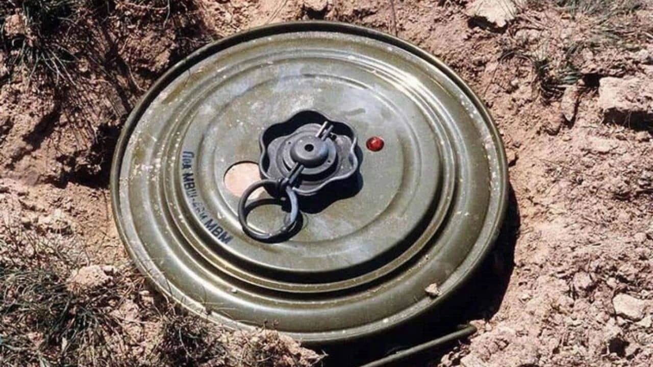 Russia-Ukriane Viral Video: মুখে জ্বলন্ত সিগারেট, জীবনের ঝুঁকি নিয়ে বোমা সরাচ্ছেন এক ইউক্রেনিয়! দেখুন ভাইরাল ভিডিয়ো