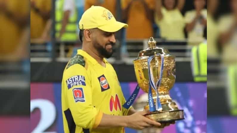 চেন্নাই সুপার কিংসের ক্যাপ্টেন্সির দায়ভার থাকবে মহেন্দ্র সিং ধোনির ওপর। ২০০৮ সাল থেকে সিএসকের সঙ্গে সম্পর্ক ধোনির। এ বারের আইপিএলের রিটেনশনে ধোনিকে রিটেইন করে রেখেছিল চেন্নাই। (ছবি-টুইটার)