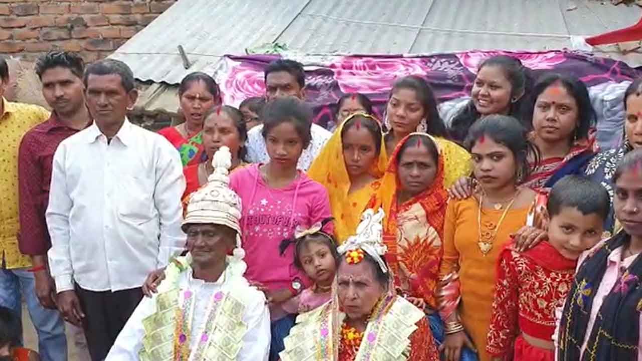 Murshidabad Anniversary: বিয়ের ৭০ বছর উদযাপন! ফাগুনি দিনে আবারও চোখে-চোখ, হাতে-হাত নবতিপর দম্পতির