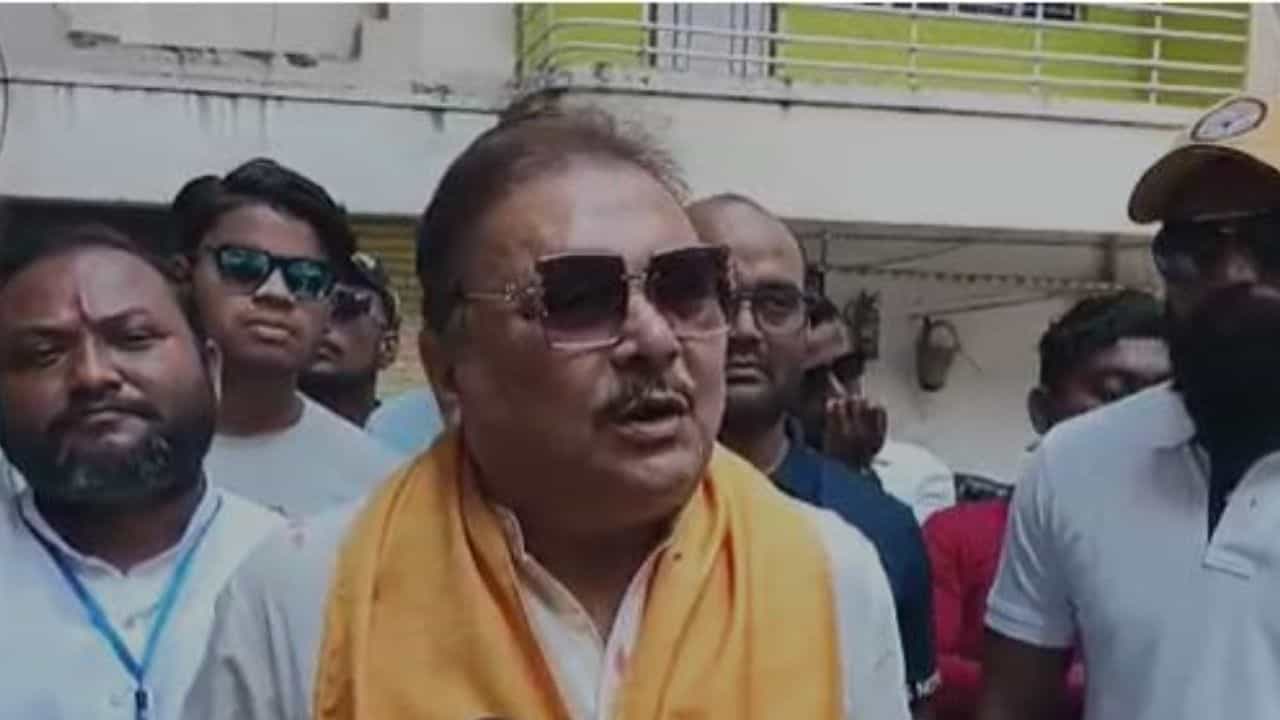 Municipal Elections 2022: ‘বেছে বেছে মারছে আমাদের’, পুলিশকে কাঠগড়ায় দাঁড় করিয়ে ক্ষেপে লাল মদন Municipal Elections 2022: ‘বেছে বেছে মারছে আমাদের’, পুলিশকে কাঠগড়ায় দাঁড় করিয়ে ক্ষেপে লাল মদন