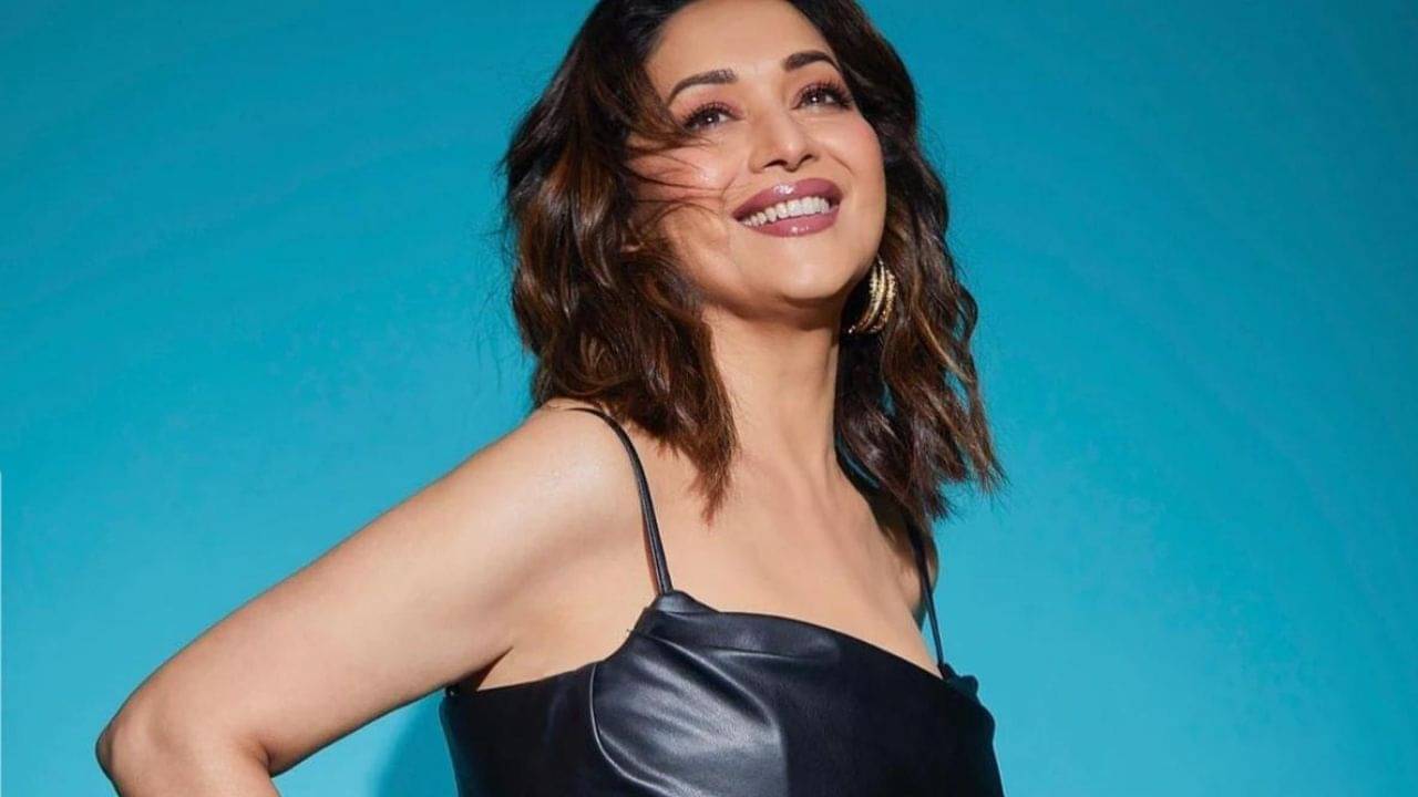 Madhuri Dixit: নয়া লুকে নজর কাড়লেন মাধুরী দীক্ষিত! কালো বডিকোন ড্রেসটির দাম কত জানেন?