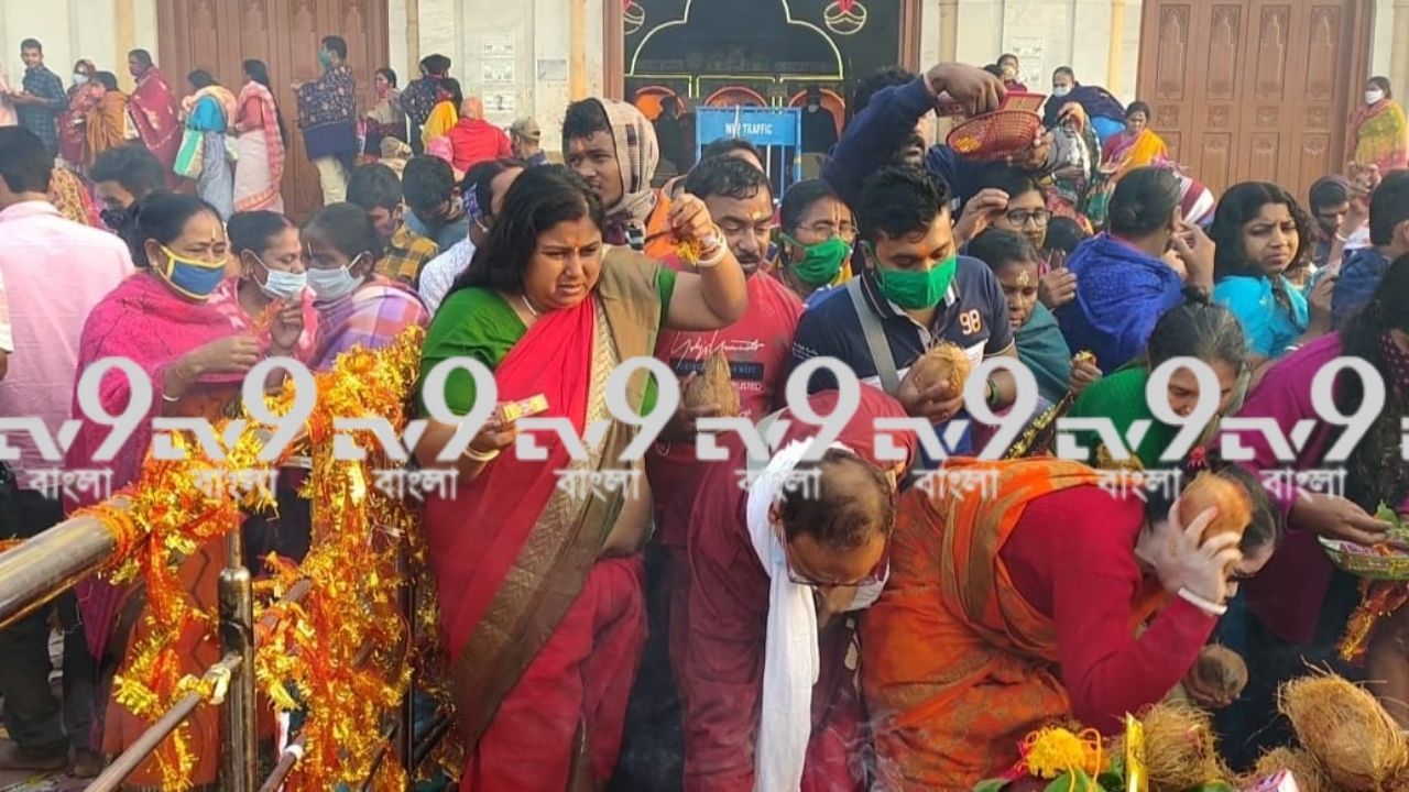 Maghi Purnima Celebration: মাঘী পূর্ণিমায় সাগরে থিক থিক করছে পুণ্যার্থী, শিকেয় কোভিড বিধি!