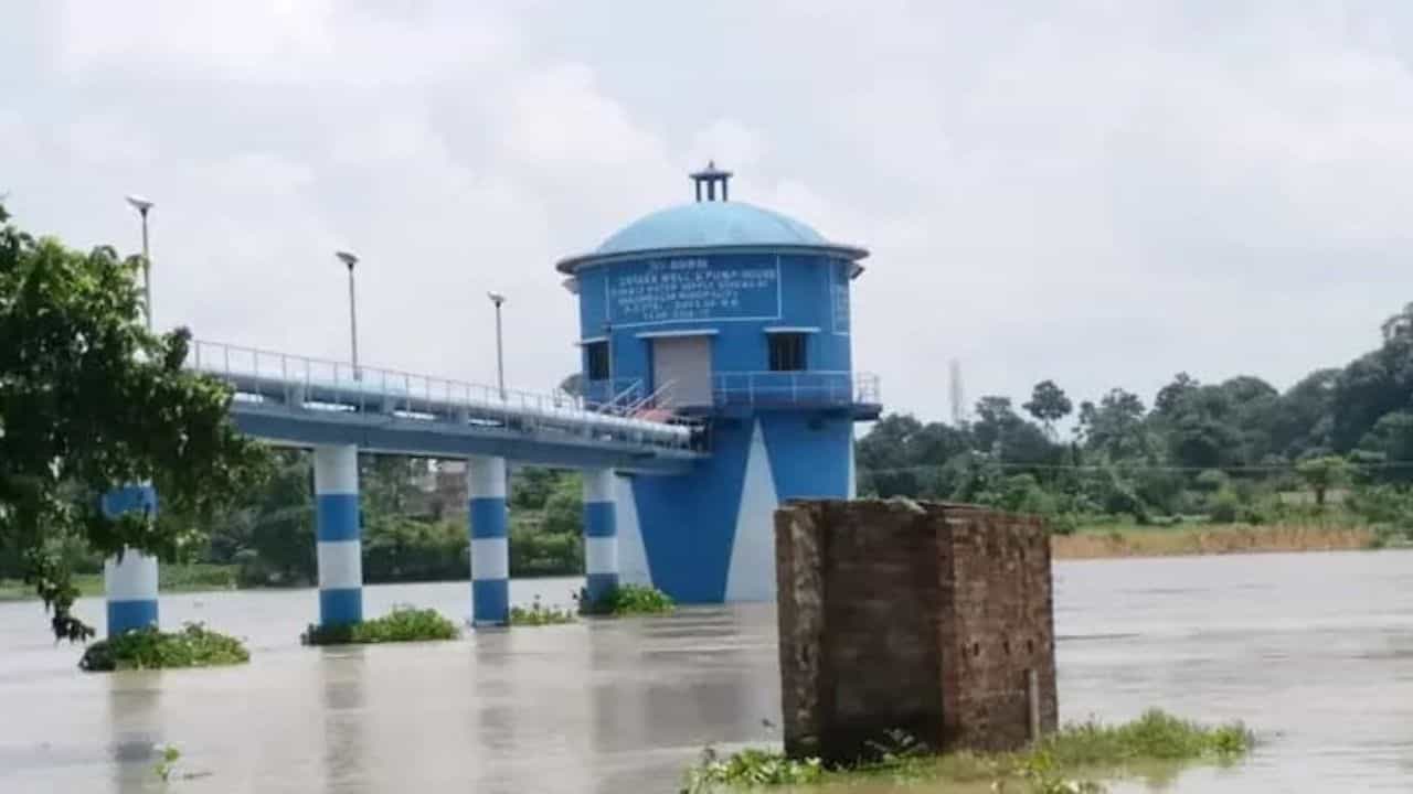 Malda: ১০ বছরে শুধু নীল-সাদা রঙ, রক্ষণাবেক্ষণের অভাবে নষ্টের মুখে বাম আমলে তৈরি পানীয় জলের প্ল্যান্ট Malda: ১০ বছরে শুধু নীল-সাদা রঙ, রক্ষণাবেক্ষণের অভাবে নষ্টের মুখে বাম আমলে তৈরি পানীয় জলের প্ল্যান্ট