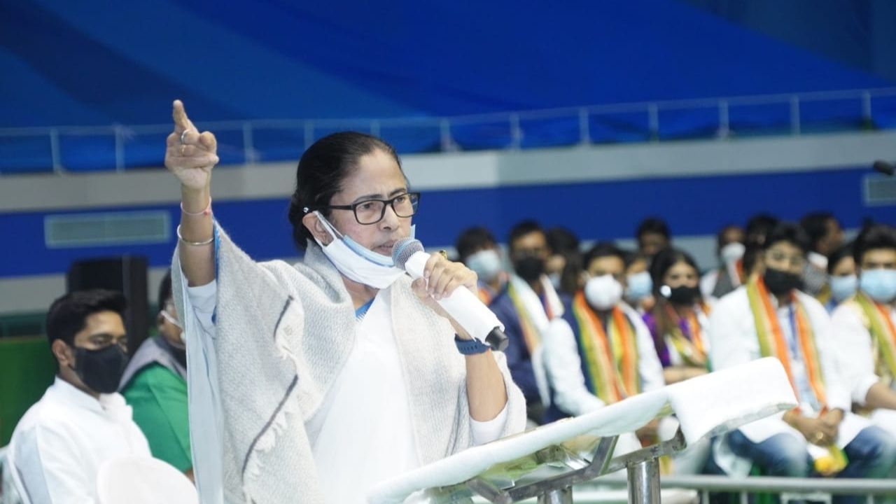 Mamata Banerjee in Netaji Indoor Stadium: 'যখন কেউ বুঝতে চায় না, তখন...', কংগ্রেস ছাড়াই 'একলা চলার' ডাক মমতার