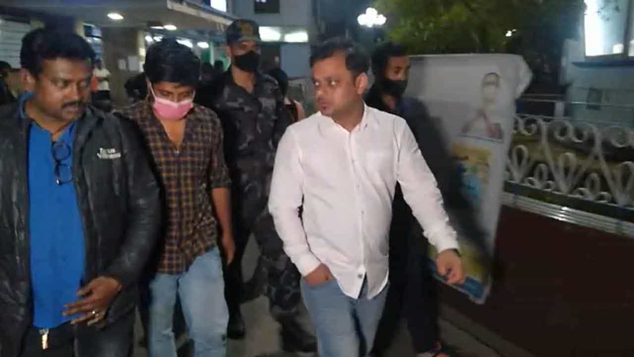 Municipality Elections 2022: প্রার্থীর এজেন্টের যৌনাঙ্গে ক্ষত! পুরভোটের আগে খড়দার ঘটনায় তাজ্জব চিকিৎসকরাও Municipality Elections 2022: প্রার্থীর এজেন্টের যৌনাঙ্গে ক্ষত! পুরভোটের আগে খড়দার ঘটনায় তাজ্জব চিকিৎসকরাও