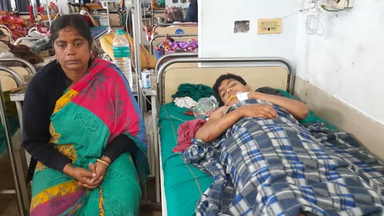 Child Harmed by Sharp weapon: 'খবরটা শুনে বাড়িতে এসেই দেখি শুধু রক্ত আর রক্ত, ছেলেটাকে আমার ওরা...' Child Harmed by Sharp weapon: 'খবরটা শুনে বাড়িতে এসেই দেখি শুধু রক্ত আর রক্ত, ছেলেটাকে আমার ওরা...'