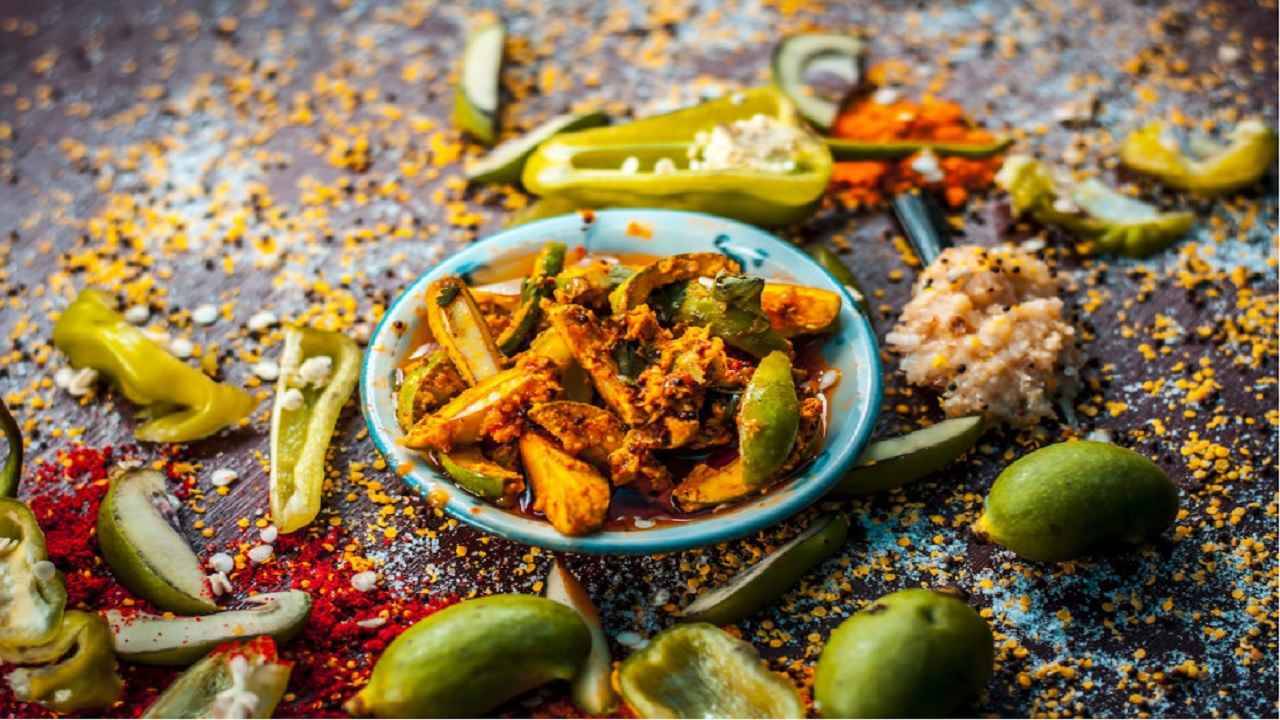 Garlic Chilli Pickle: ঠিক যেন ঠাকুমার হাতের স্বাদ! লোভনীয় রসুন-লঙ্কার আচার এই রেসিপি মেনে বানিয়ে নিন বাড়িতেই