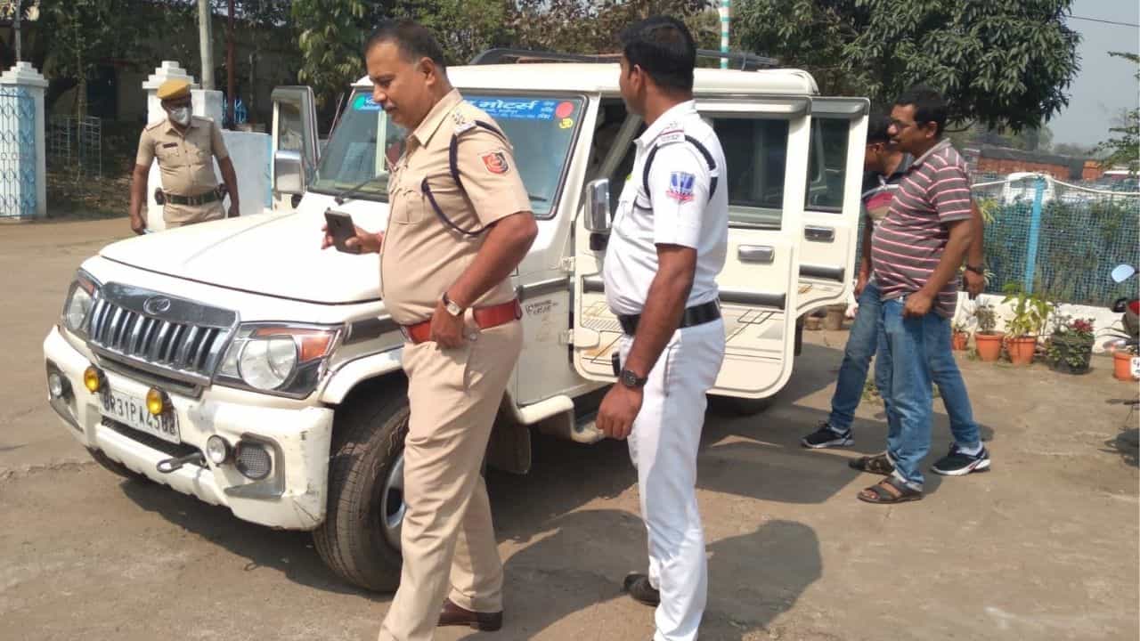 Money recover from car: গাড়ির ডিকি, সিটের নিচে ওইগুলো কী? মাথায় হাত খোদ পুলিশের Money recover from car: গাড়ির ডিকি, সিটের নিচে ওইগুলো কী? মাথায় হাত খোদ পুলিশের