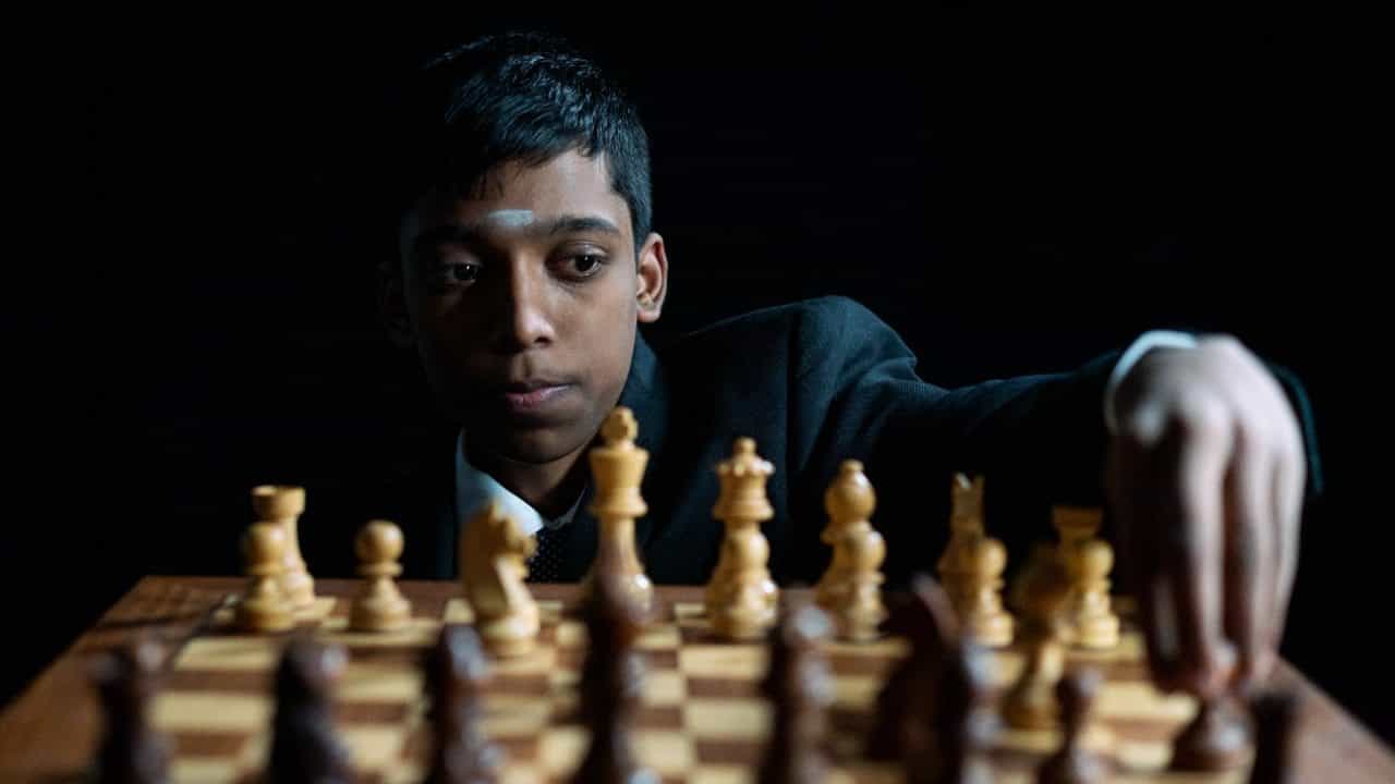 কার্লসেনকে হারিয়ে আপ্লুত ১৬ বছরের ভারতীয় ছেলে কার্লসেনকে হারিয়ে আপ্লুত ১৬ বছরের ভারতীয় ছেলে